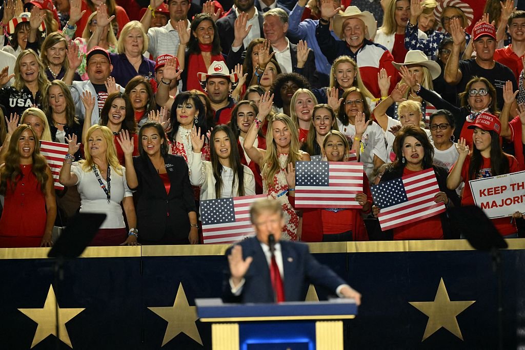 Trump asks GOP crowd to pledge allegiance — to him Trump asks GOP crowd to pledge allegiance — to him
